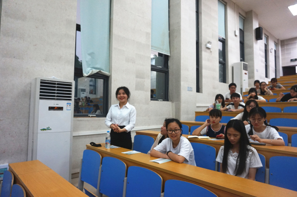 学生踊跃答题600X400.jpg 学生踊跃答题600X400.jpg