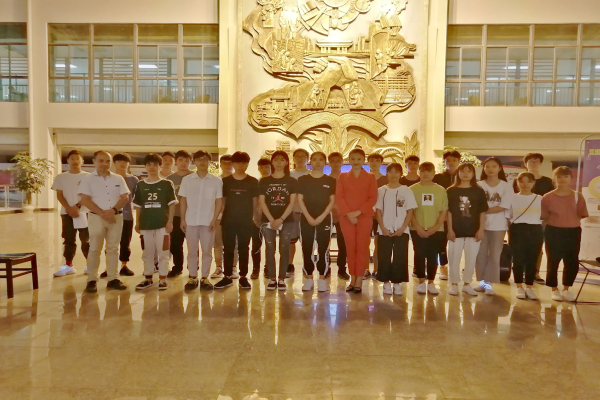 结束后韦思祺老师与学生合影留念.jpg 结束后韦思祺老师与学生合影留念.jpg