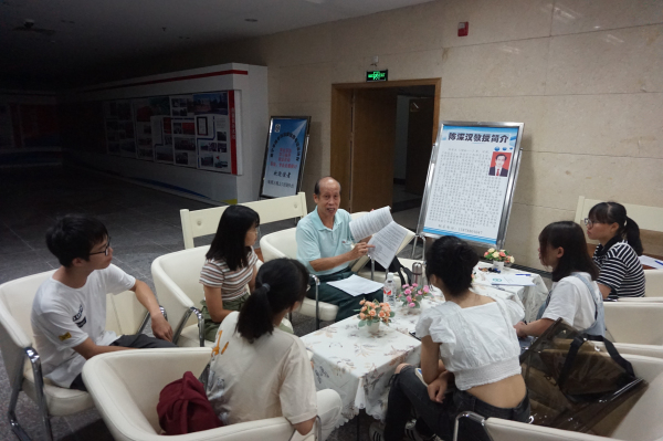 学科教授咨询活动现场1.jpg 学科教授咨询活动现场1.jpg