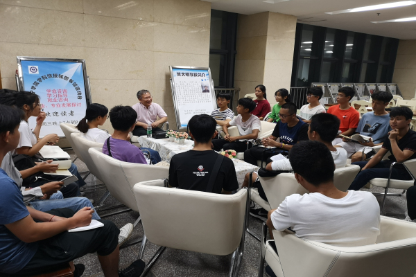 学科教授咨询活动现场2.jpg 学科教授咨询活动现场2.jpg