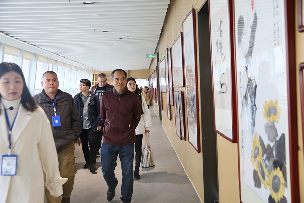 参观“绿城展廊”.JPG