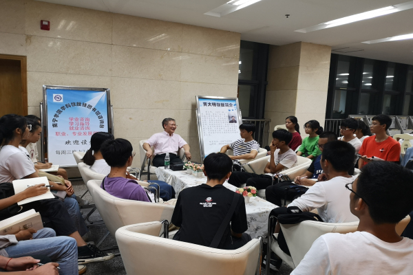 学科教授咨询活动现场1.jpg 学科教授咨询活动现场1.jpg